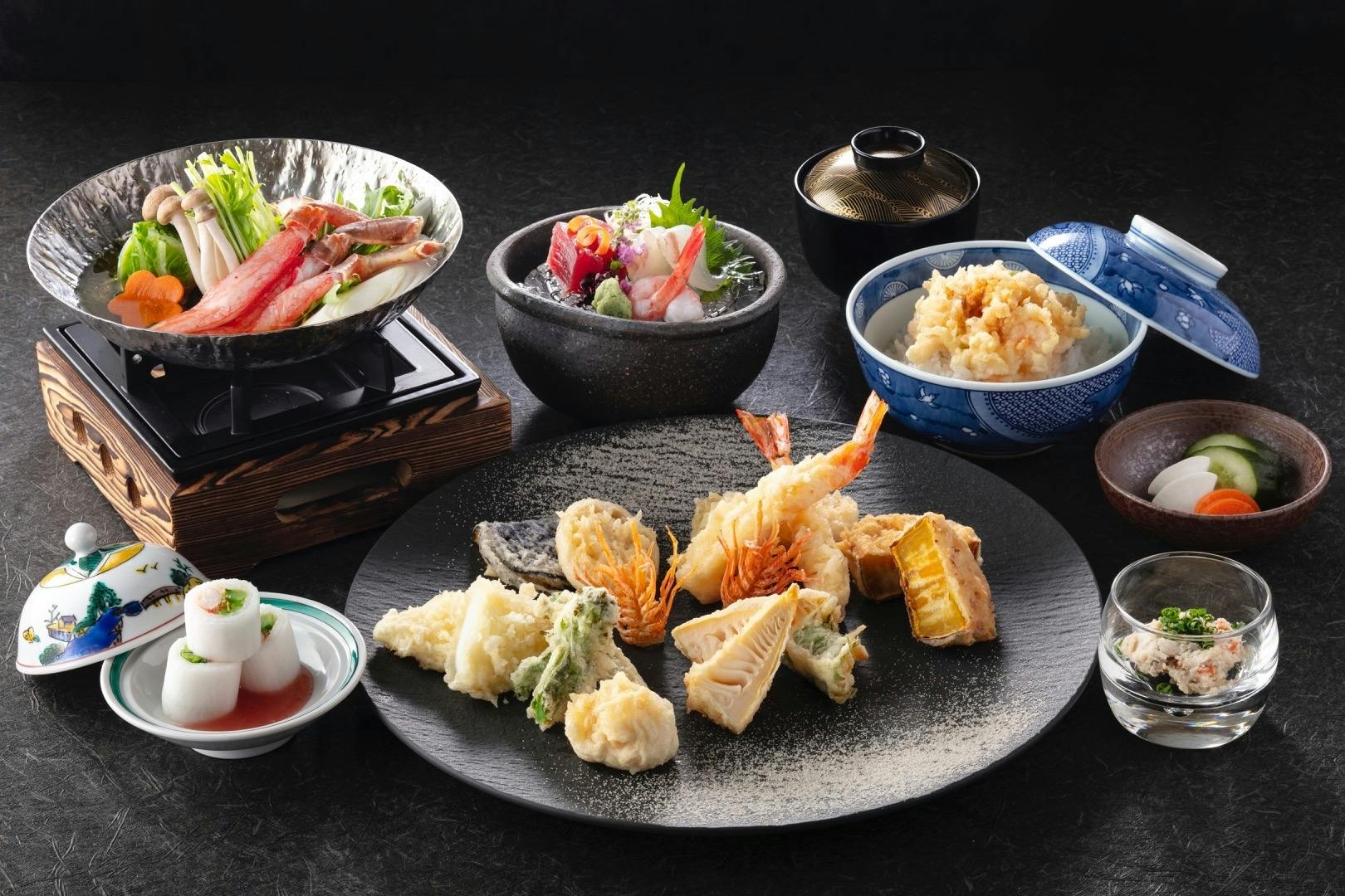 Sakura-Abendessen mit japanischer Küche und Tempuras