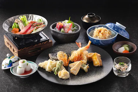 Sakura-Abendessen mit japanischer Küche und Tempuras