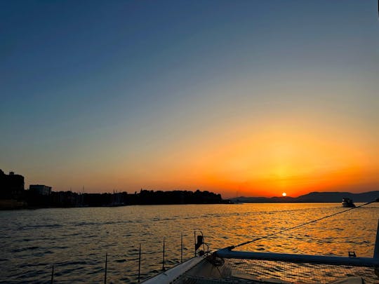 Billet pour une croisière en catamaran au coucher du soleil à partir de La Canée