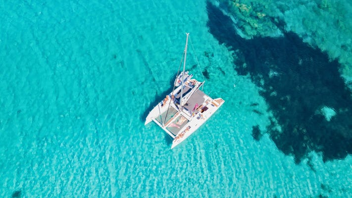 Tour in catamarano di un'intera giornata intorno alle Isole della Maddalena da Cannigione