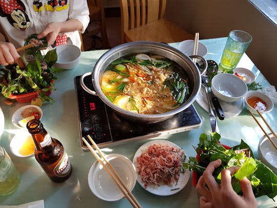 Experiência única de jantar e culinária com uma família local em Hue
