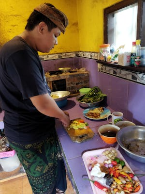 Wyjątkowe wrażenia kulinarne z lokalną rodziną w Mengwi