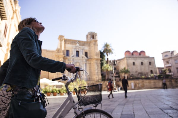 Passeio de bicicleta no centro de Palermo