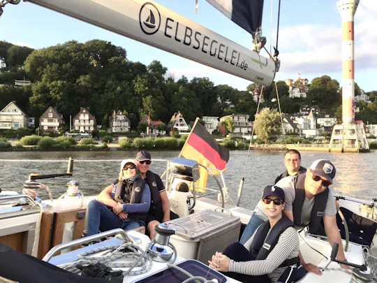 Autêntica viagem de barco aos portões de Hamburgo saindo de Wedel