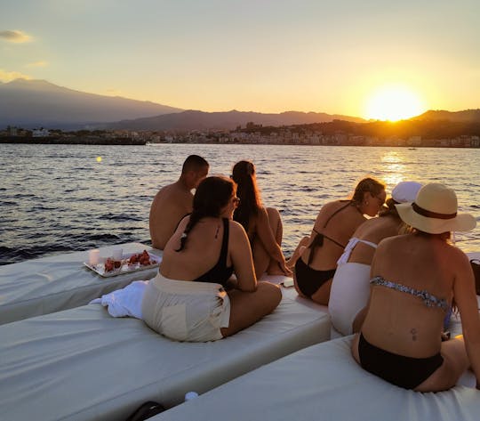 Passeio de barco ao pôr do sol em Taormina