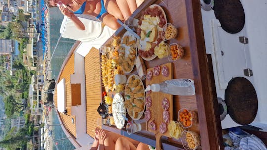Passeio de barco em Taormina com degustação de vinhos e especialidades sicilianas