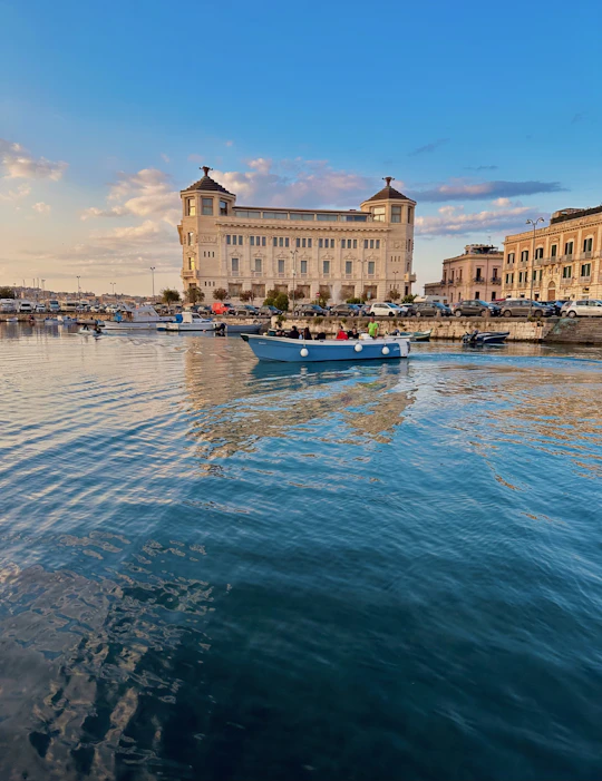 Guided boat excursion to Ortigia Island and Sea Caves