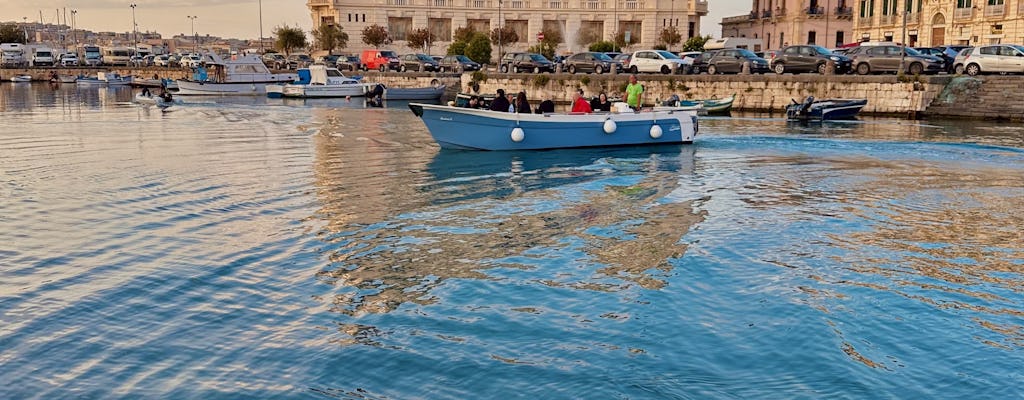 Excursão guiada de barco à Ilha Ortigia e Cavernas do Mar