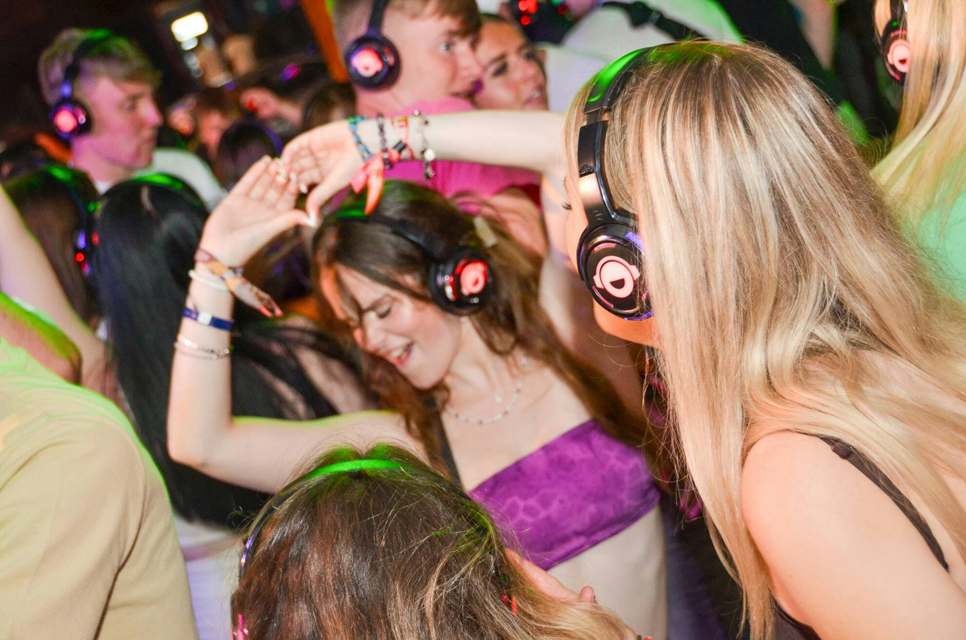 Scene Laganas Silent Disco