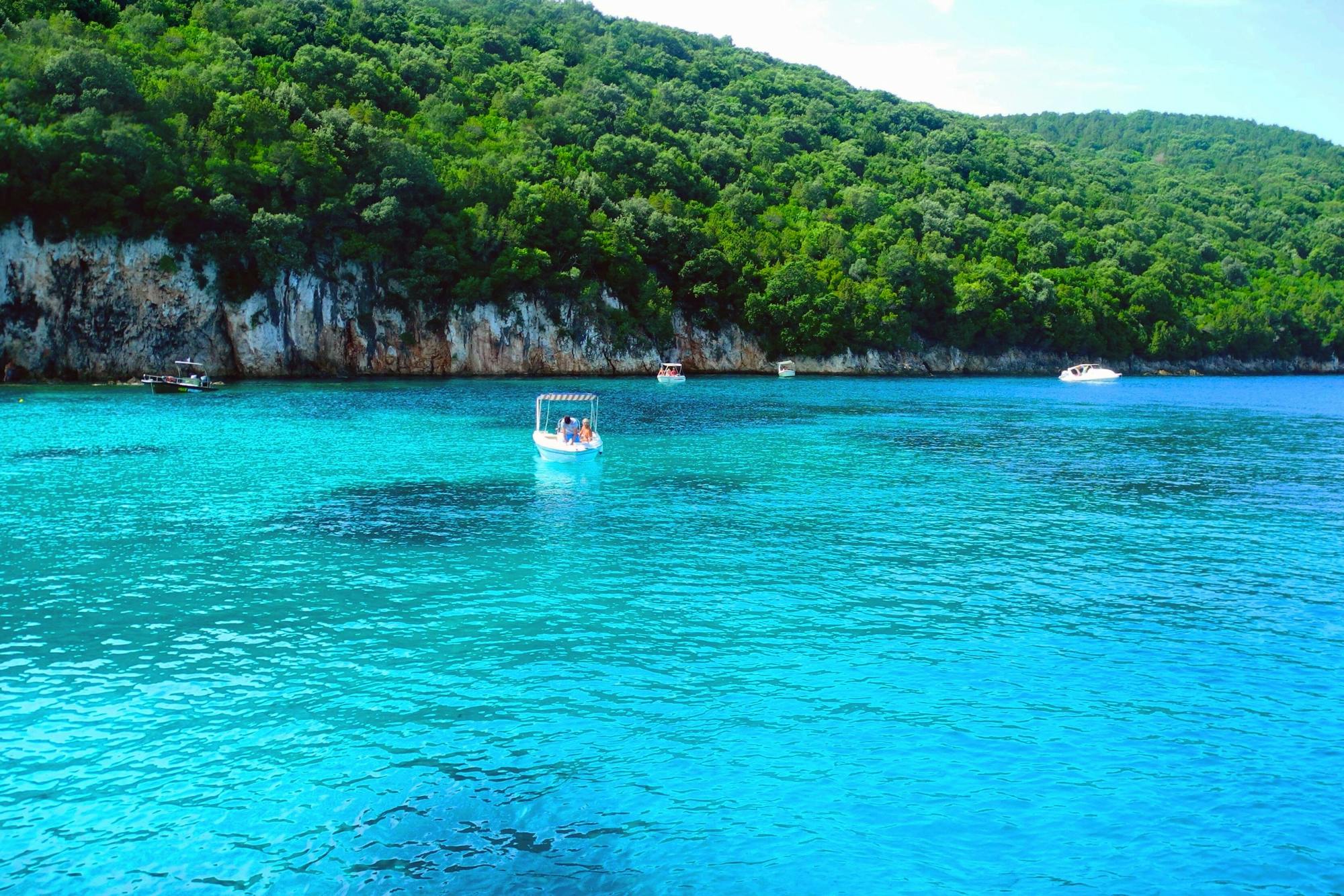 Gita in barca da Corfù a Sivota con barbecue a bordo