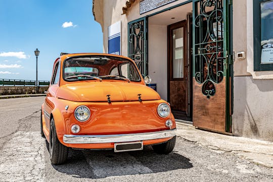 Tour privado en Polignano a Mare en un coche antiguo