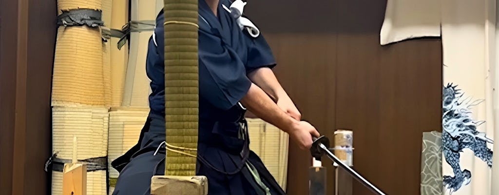 Próbne cięcie japońskich mieczy w teatrze samurajskim w Tokio