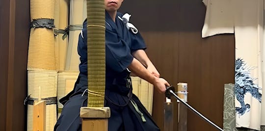Taglio di prova delle spade giapponesi al teatro Samurai di Tokyo
