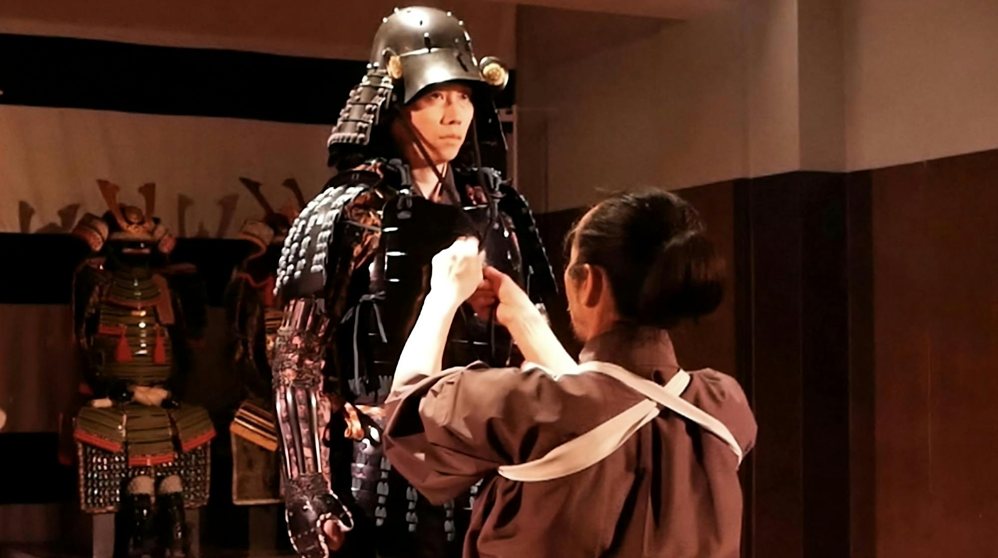 Experiência de armadura no Samurai Theatre em Tóquio