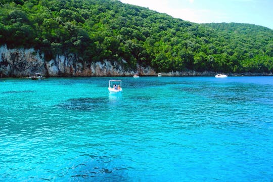 Excursion en bateau de Corfou à Sivota avec barbecue servi à bord