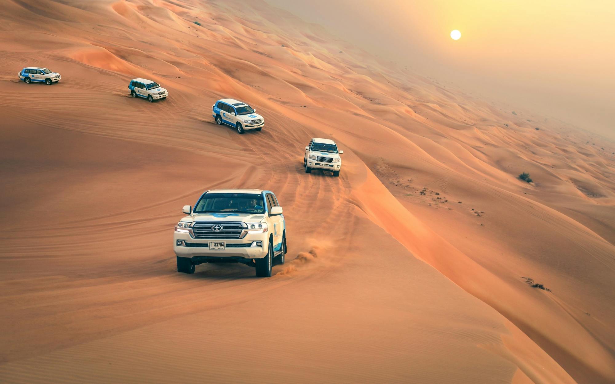Safari nel deserto di Dubai con dune bashing, sandboarding e cena barbecue