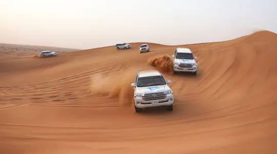 Poranne safari na pustyni w Dubaju z jazdą po wydmach, sandboardingiem i przejażdżką na wielbłądzie