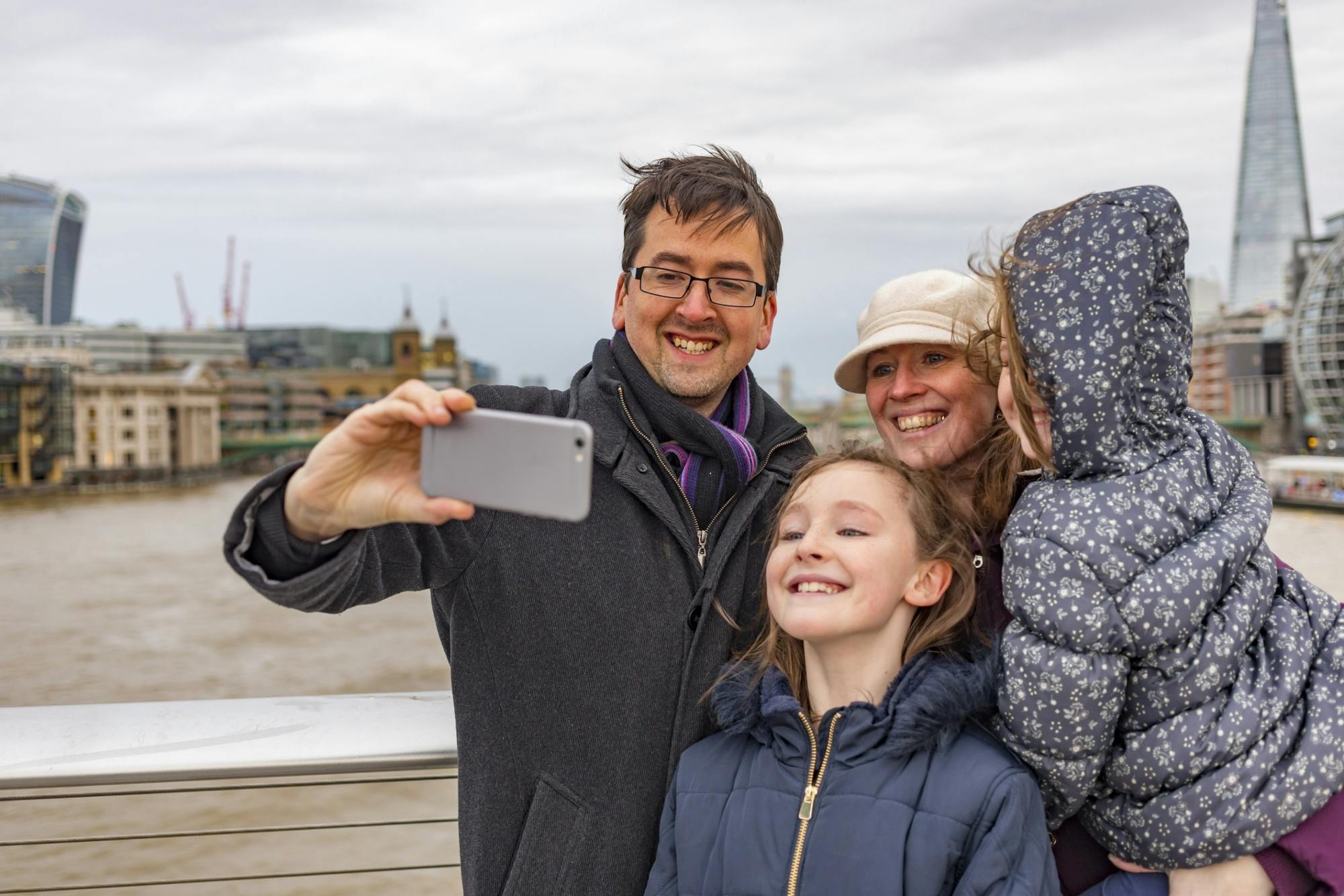 Family walking tour in London with a guide