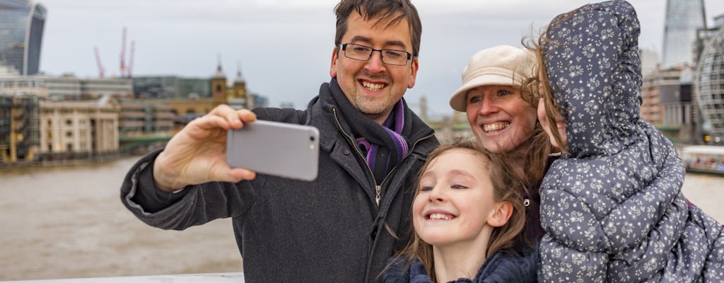 Family walking tour in London with a guide