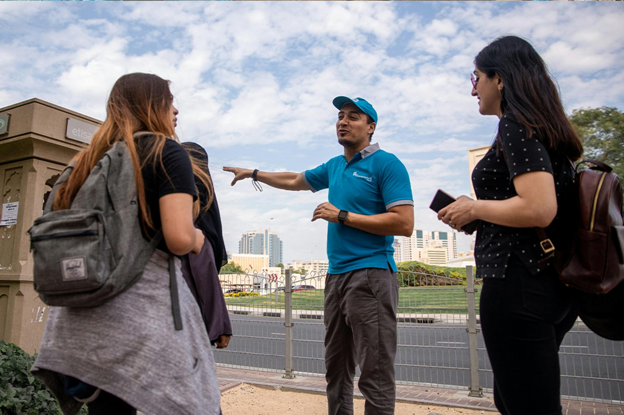 Excursão a pé pela antiga Dubai com passeio de táxi aquático e lanches