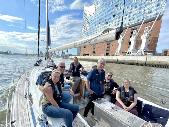 Zeilen in de haven van Hamburg na de werkdag