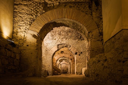 Tur fra det gamle til det moderne Napoli med underjordisk inngang