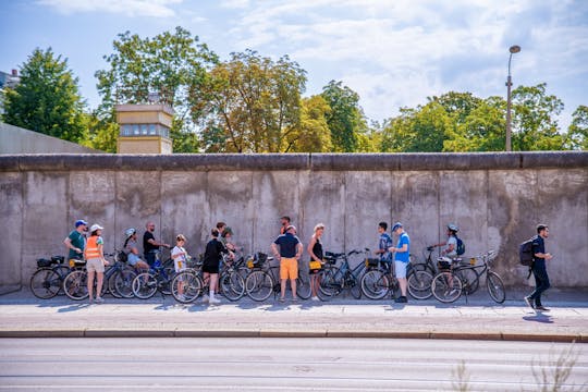 Muro de Berlim e passeio de bicicleta pela Guerra Fria em alemão