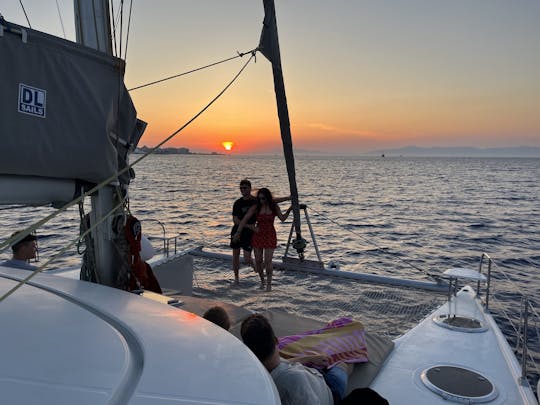 Croisière privée en catamaran au coucher du soleil au départ de Rhodes avec dîner