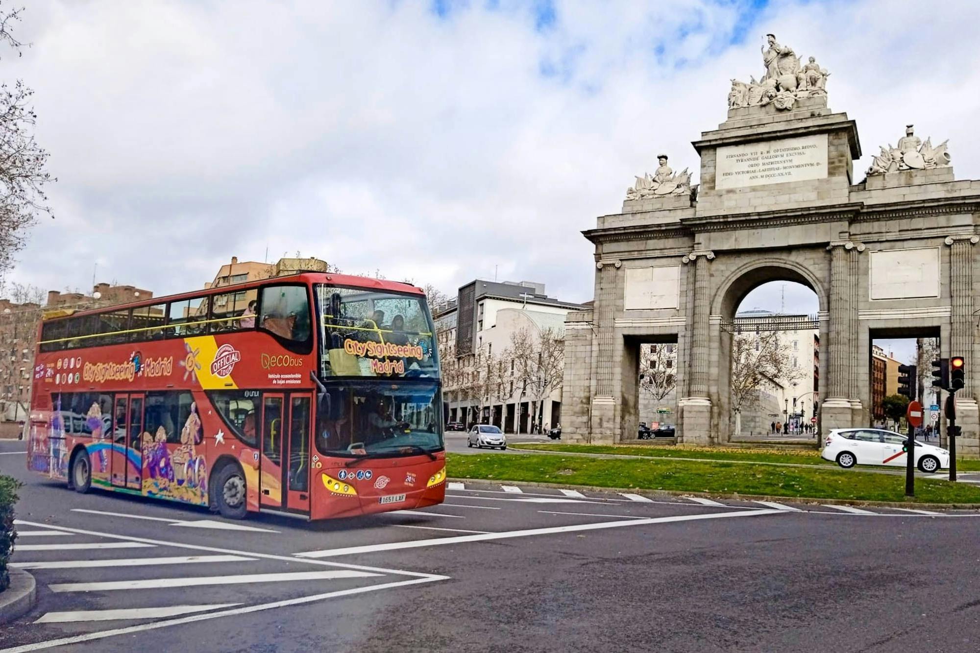 Tour a Toledo da Madrid con l'autobus hop-on-hop-off City Sightseeing