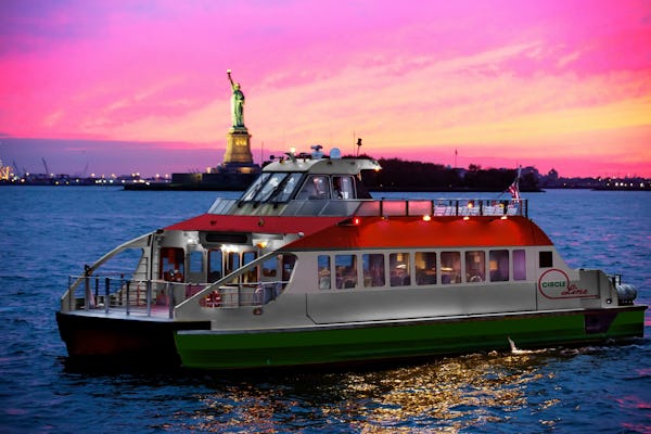 Bootsfahrt zur Freiheitsstatue bei Sonnenuntergang
