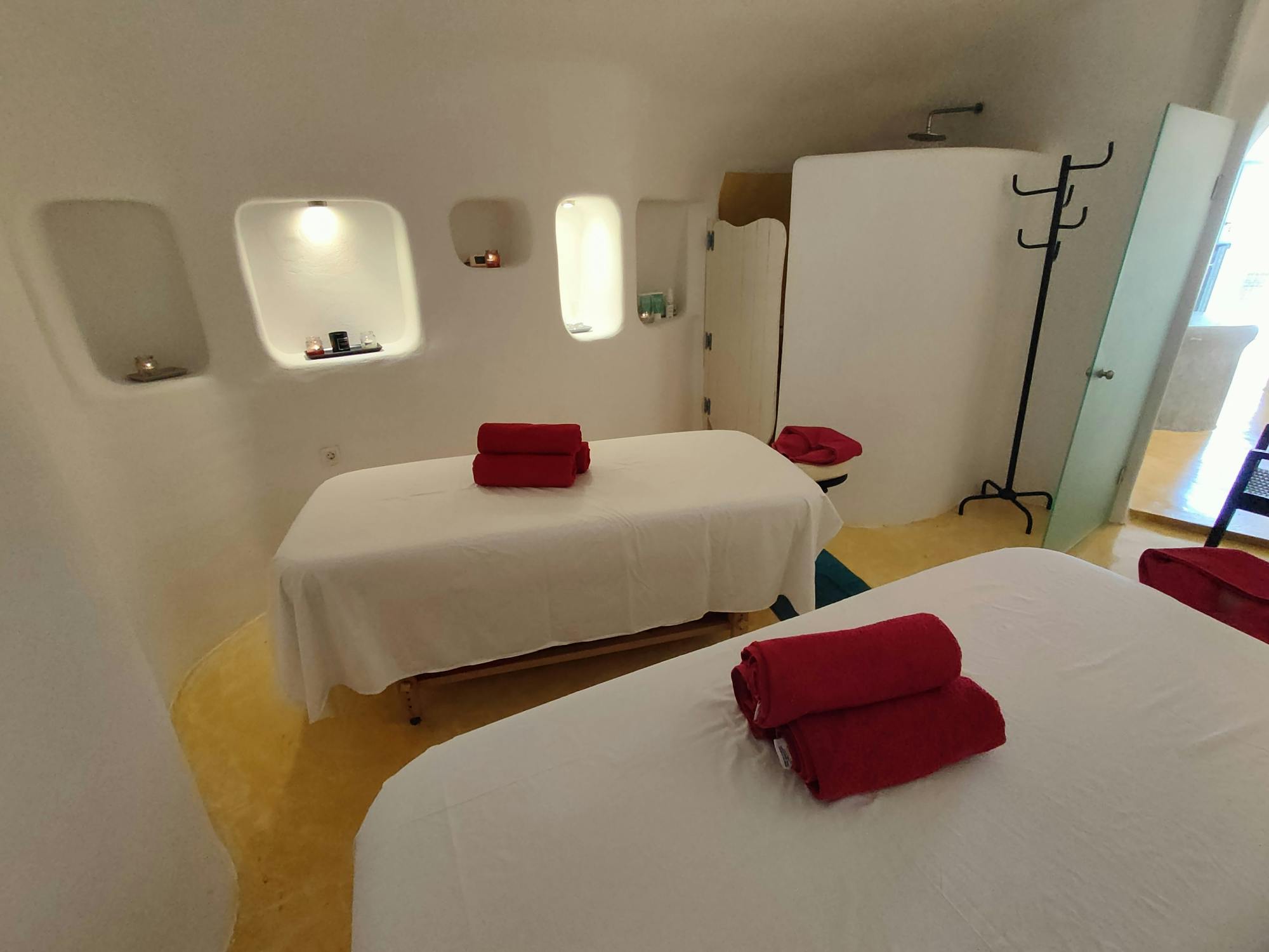 Romantische Aromatherapie für Paare in einem Cave Winery Spa auf Santorini