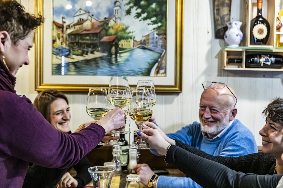 venice-food-and-drinks-guided-tour-with-spritz-and-tramezzino-musement