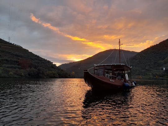 Speedboottocht bij zonsondergang op de rivier de Douro vanuit Pinhão