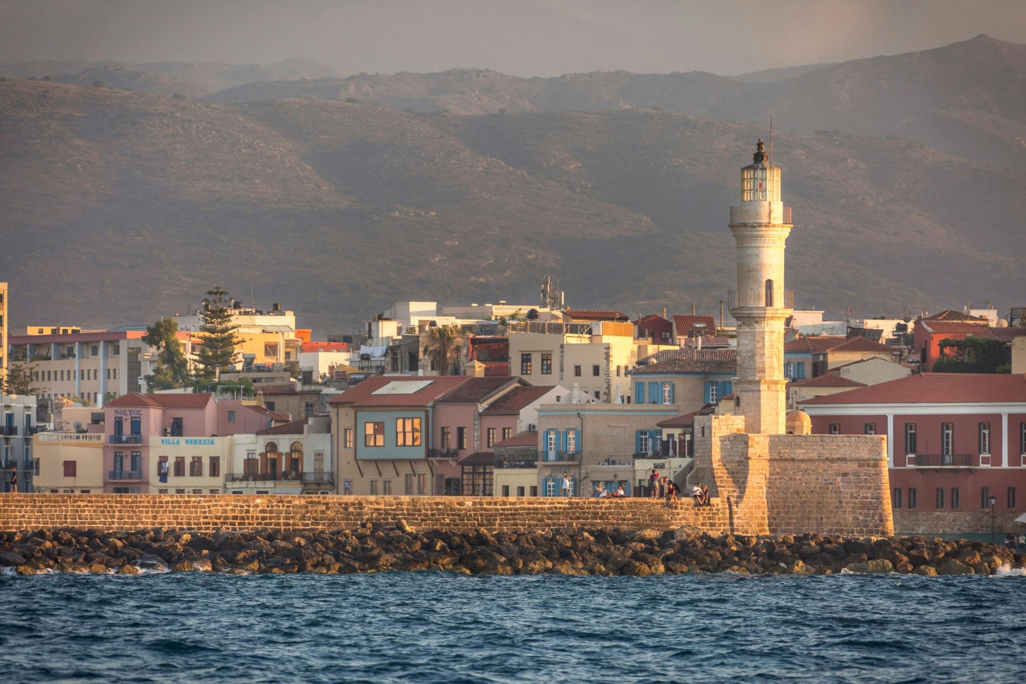 Chania de noche con cena frente al puerto