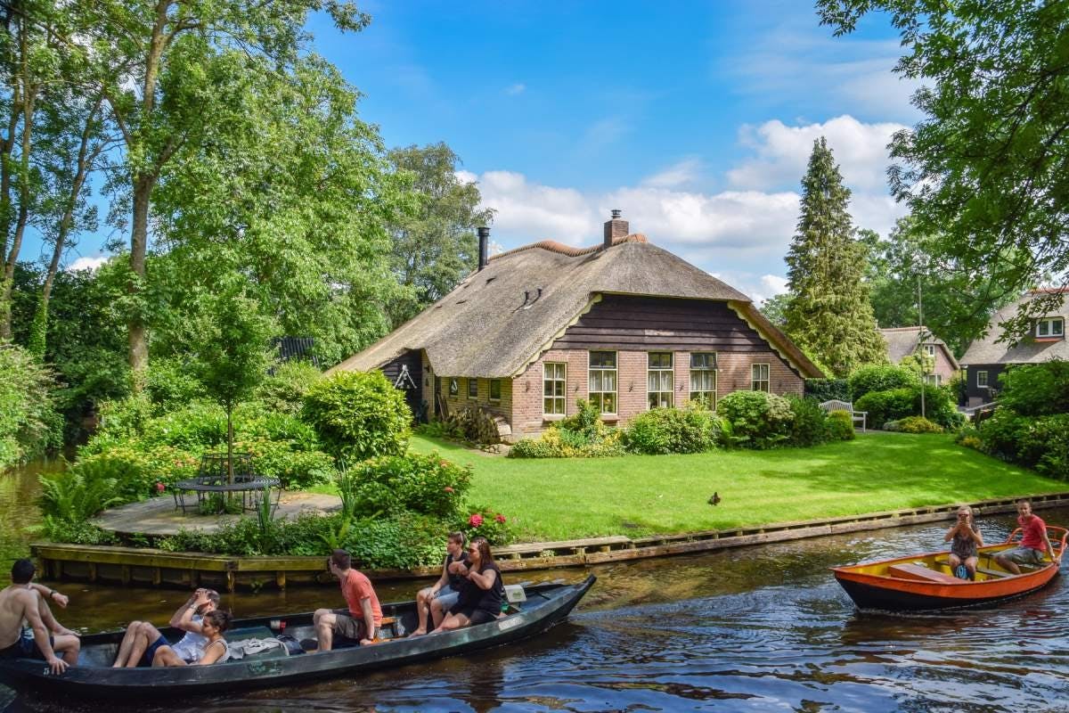 Giethoorn Guided Tour with Cruise and Cheese Platter Musement