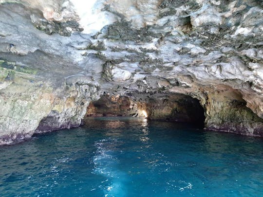 Vaar in een Gozzo naar de grotten van Polignano a Mare