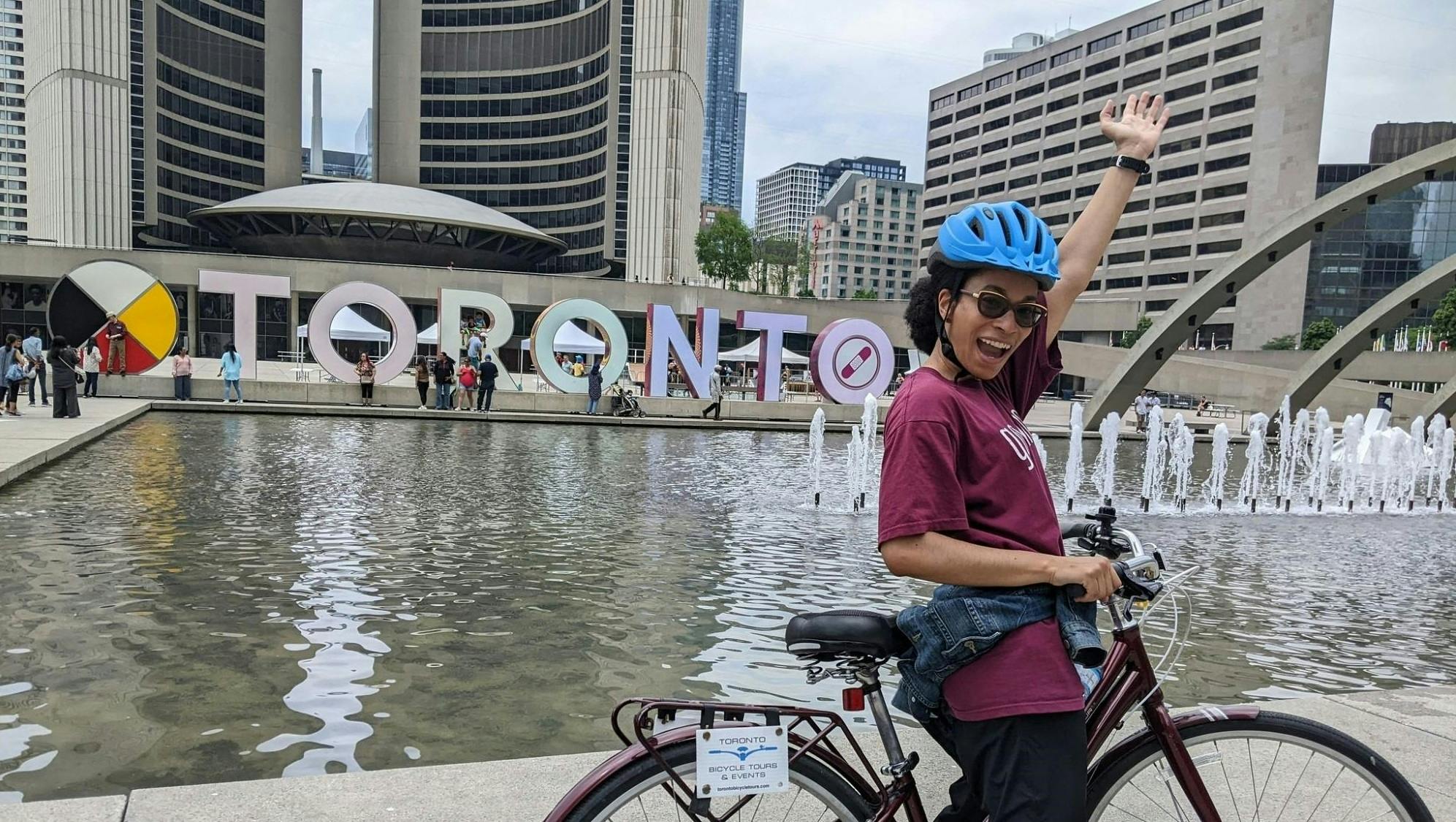 Heart of Downtown City Bicycle Tour in Toronto