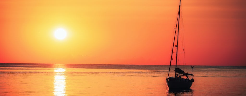 Gita in barca a vela al tramonto a Mykonos per soli adulti con aperitivo