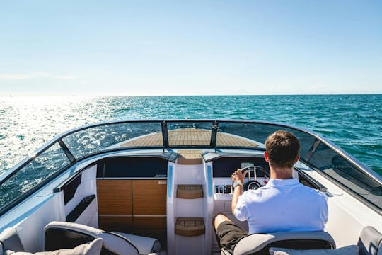 Tour privato in barca di lusso di 1 ora sul Lago di Como