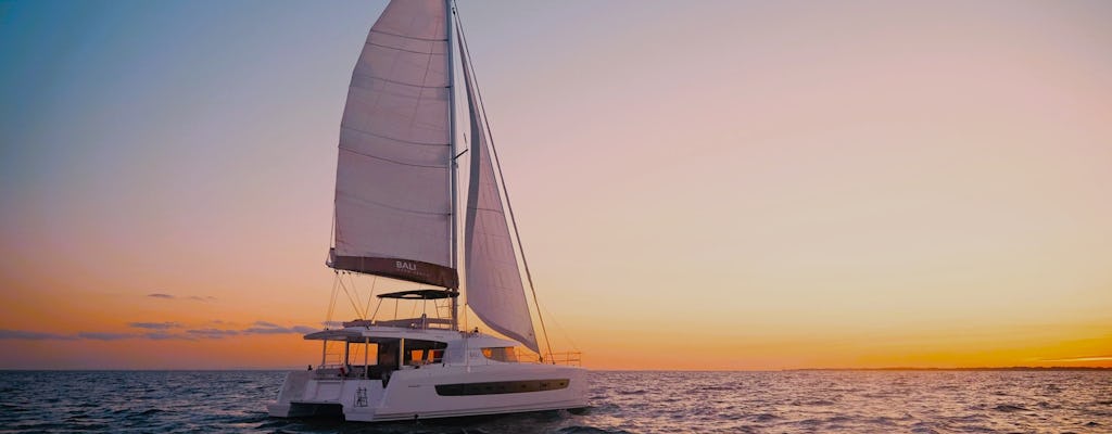 Cruzeiro privado de catamarã ao pôr do sol saindo de Rethymno