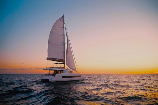 Cruzeiro privado de catamarã ao pôr do sol saindo de Rethymno