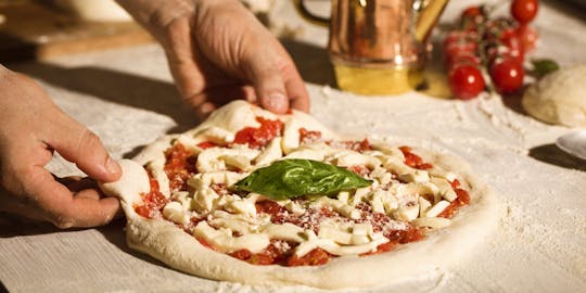 Expérience de fabrication de pizza en petit groupe à Naples