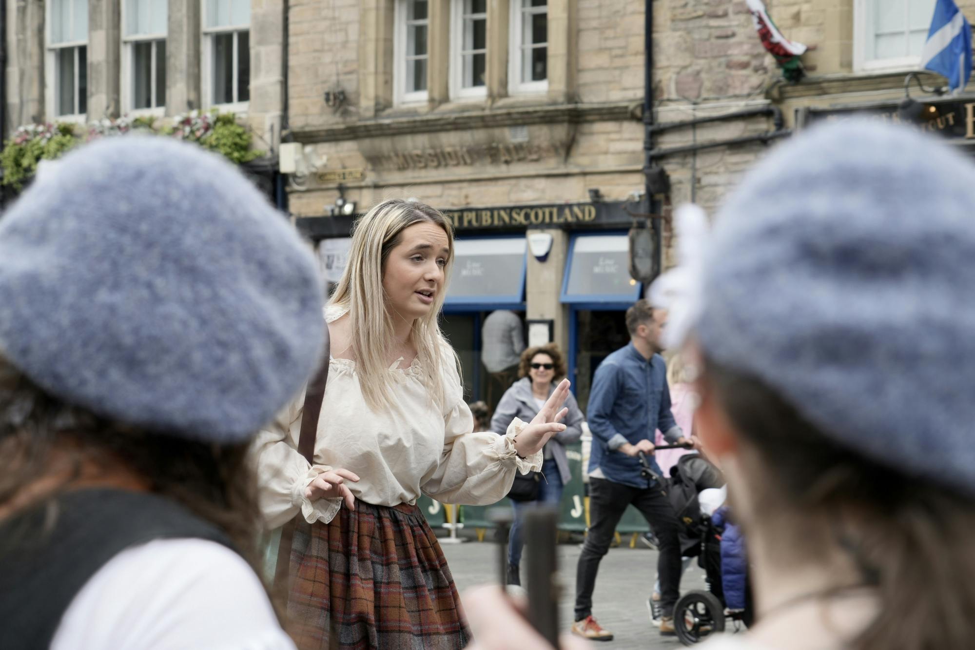 Tour a pie personalizado por Edimburgo con trajes de época