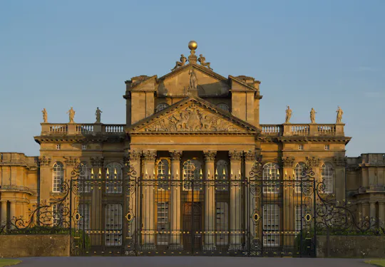 Day trip from London to the Cotswolds and Blenheim Palace with lunch