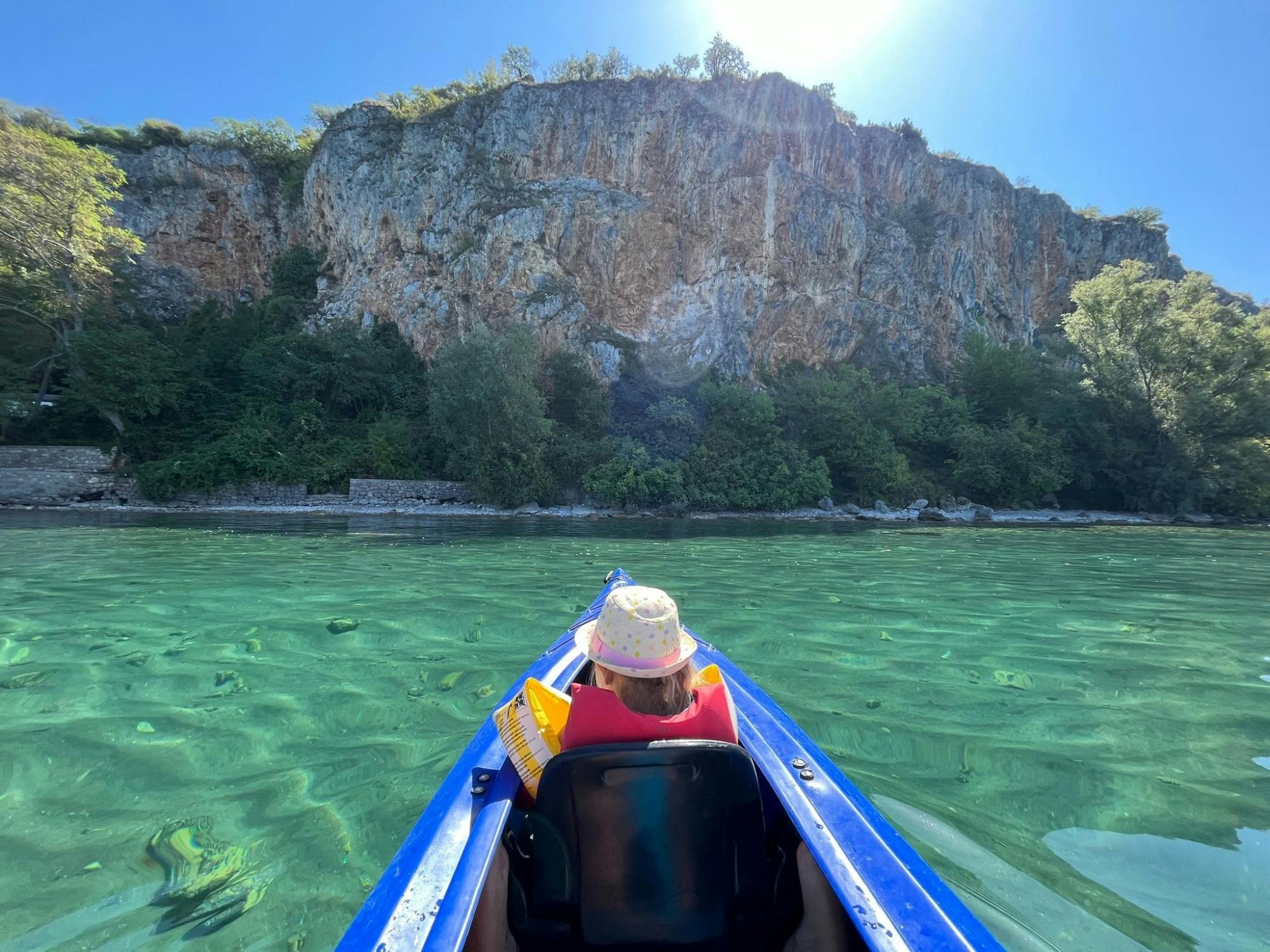 Kayak avec barbecue sur la plage sur le lac d'Ohrid