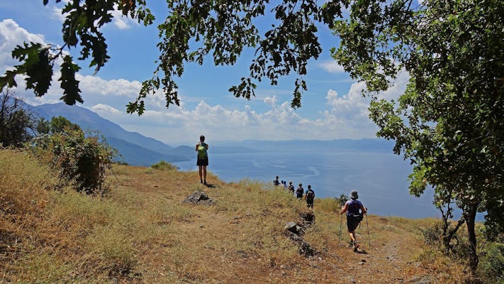Caminata por la montaña con playa por la tarde en el lago Ohrid