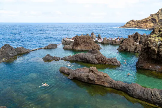 Madeiras dramatische Westküste Privattour mit Mittagessen in Porto Moniz