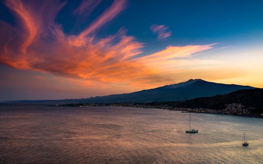 Crociera aperitivo al tramonto nella baia di Taormina