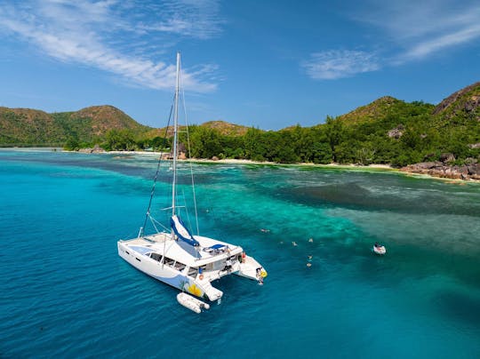 Cruzeiro entre duas ilhas em St. Pierre e Curieuse no catamarã Oplezir