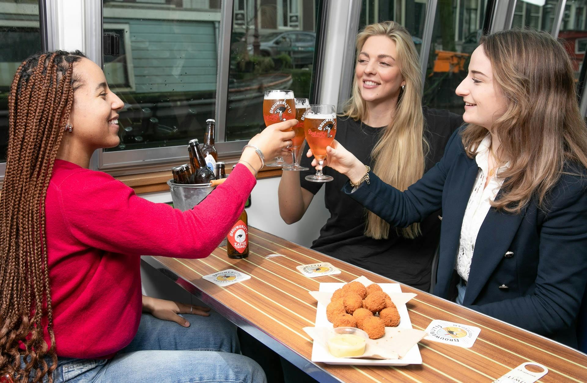 Lokale Bierkreuzfahrt durch die Amsterdamer Kanäle